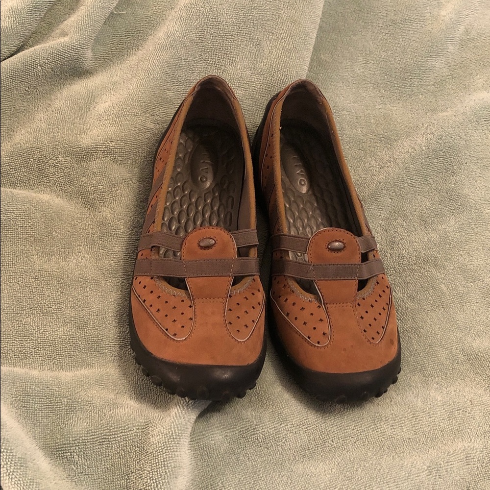 Clarks Two-Tone Brown Casual Women's Slip-On Shoes